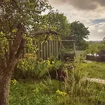 W Ogrodzie - Riverfront Nyaraló *